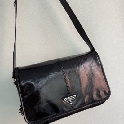Prada 黑色高仿精品 2VD073 油腊皮郵差包 時尚斜背肩背包