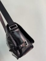 Prada 黑色高仿精品 2VD073 油腊皮郵差包 時尚斜背肩背包