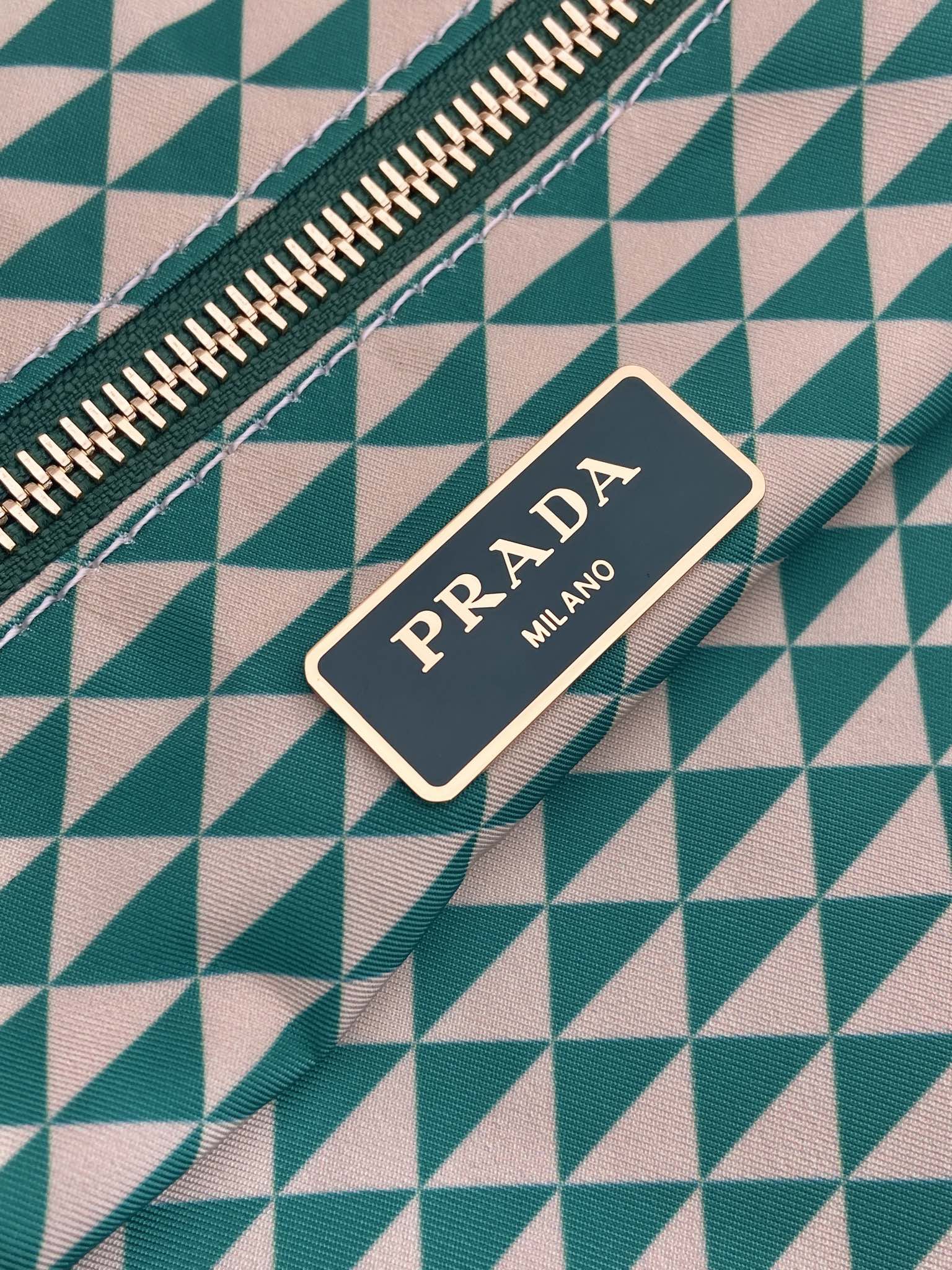 PRADA高仿網站托特包1BD552印花尼龍大容量時尚春夏必備