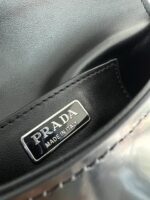 PRADA高仿亮面皮革小包2VD061斜掛頸掛雙用設計極簡中性風