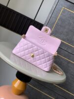 Chanel 高仿精品淺粉色金扣小香風鏈帶包 手提斜背兩用 菱格優雅款
