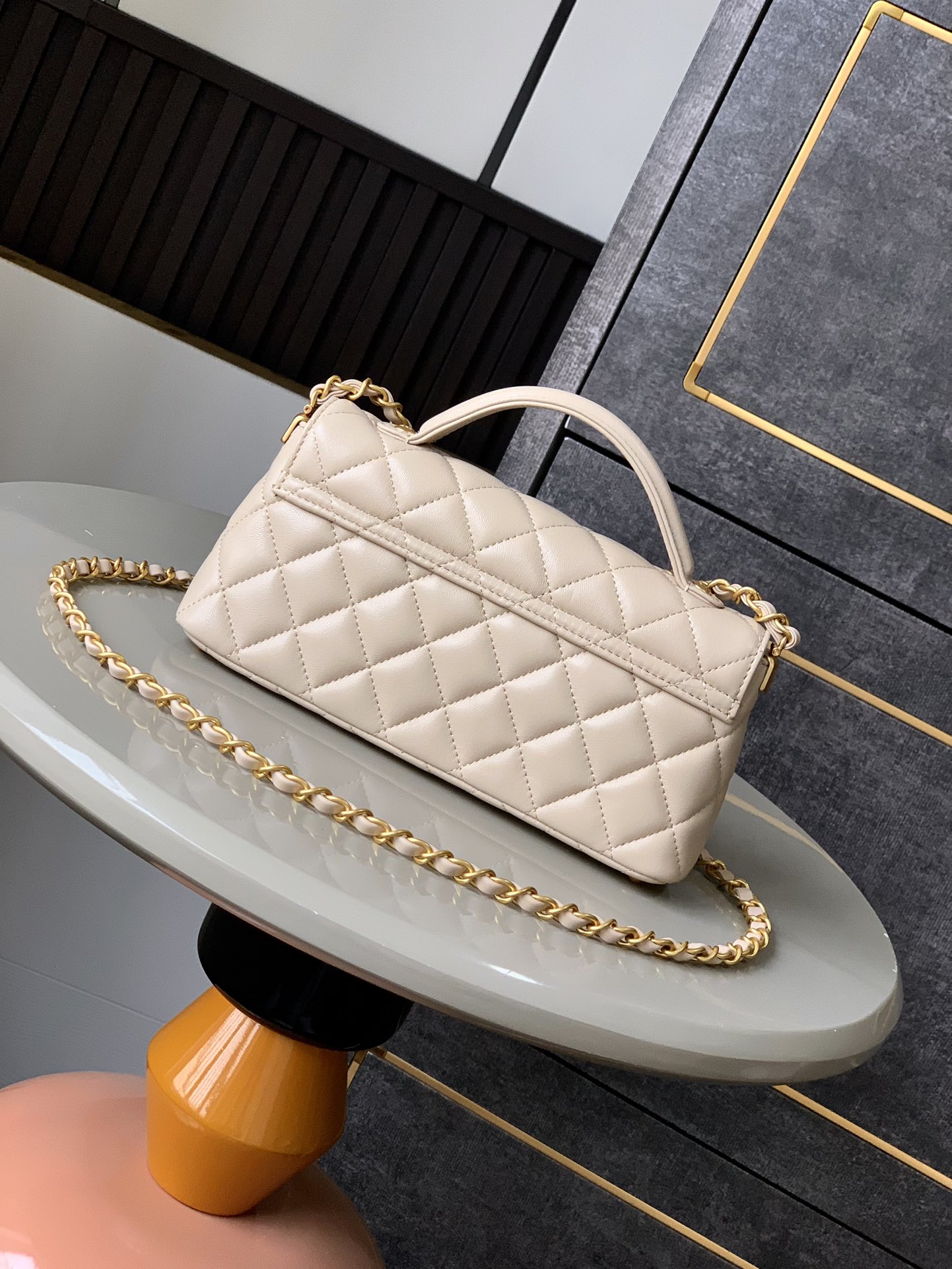 Chanel 一比一復刻 淺米色金扣小香風鏈帶包 手提斜背兩用 菱格優雅款