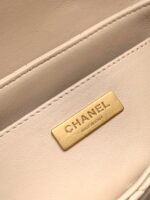 Chanel高仿网站淺米色金扣菱格翻蓋包 優雅手提鏈帶 時尚小香風百搭爆款