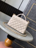Chanel高仿网站淺米色金扣菱格翻蓋包 優雅手提鏈帶 時尚小香風百搭爆款