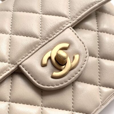 Chanel高仿网站淺米色金扣菱格翻蓋包 優雅手提鏈帶 時尚小香風百搭爆款