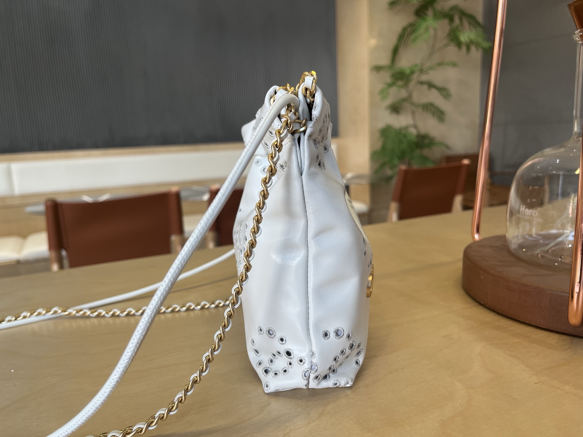 CHANEL白色22Bag 鏤空刺繡雙C迷你包 一比一精品 春夏新款AS3980