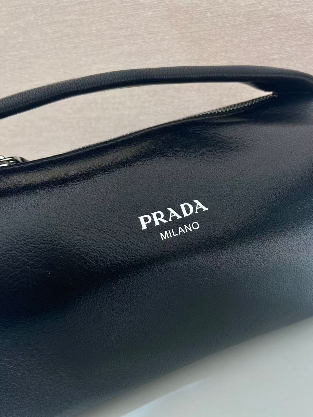 PRADA原單波士頓手袋2VH188黑色復古納帕皮百搭時尚小巧設計