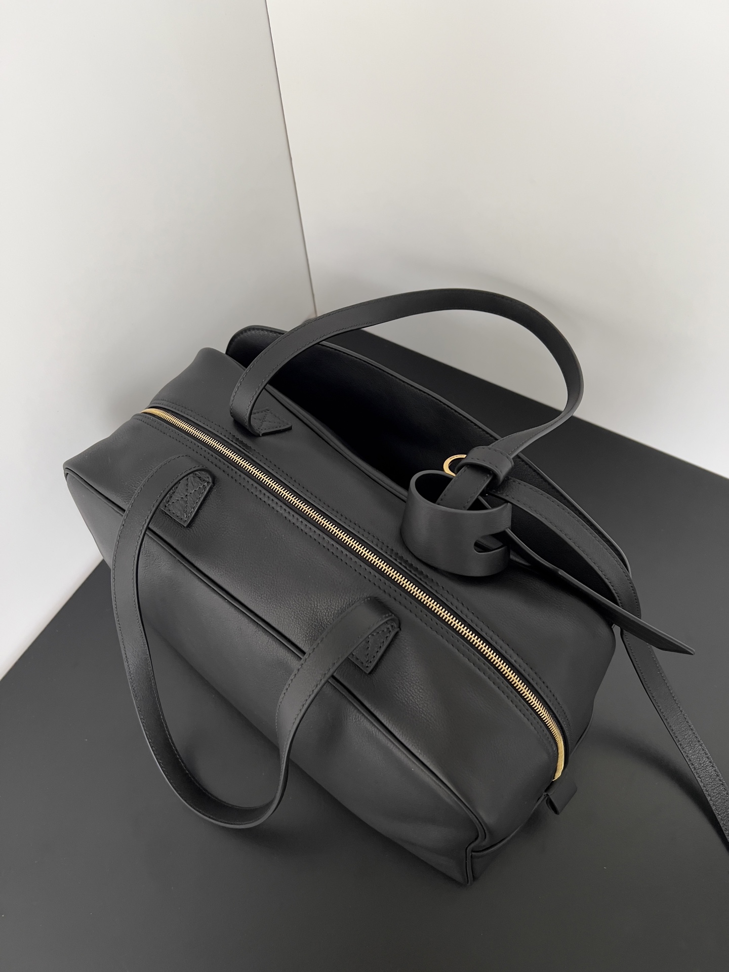 Balenciaga高仿Carrie大號保齡球包新款弧形設計 黑色雙提手優雅百搭實用款S1709