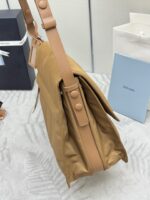 PRADA復刻版Cini郵差包1BD256姜黃色大號軟木色百搭設計感奢華