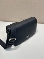 Prada 黑色原單精品 2VD075 新款郵差包 男士百搭磁扣肩背包