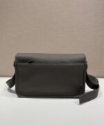Prada 灰色精品仿製 2VD075 郵差包 磁扣設計 都會風男士百搭首選
