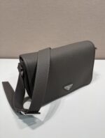 Prada 灰色精品仿製 2VD075 郵差包 磁扣設計 都會風男士百搭首選