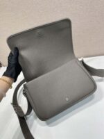 Prada 灰色精品仿製 2VD075 郵差包 磁扣設計 都會風男士百搭首選