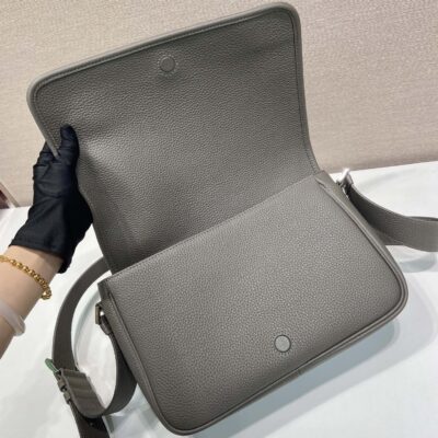Prada 灰色精品仿製 2VD075 郵差包 磁扣設計 都會風男士百搭首選
