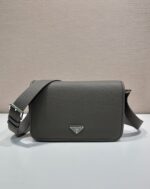 Prada 灰色精品仿製 2VD075 郵差包 磁扣設計 都會風男士百搭首選