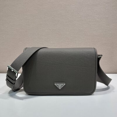 Prada 灰色精品仿製 2VD075 郵差包 磁扣設計 都會風男士百搭首選