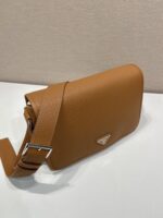 Prada 土黃色復刻版 2VD075 郵差包 都會簡約磁扣設計 低調時尚質感首選