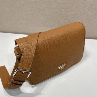 Prada 土黃色復刻版 2VD075 郵差包 都會簡約磁扣設計 低調時尚質感首選