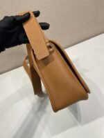 Prada 土黃色復刻版 2VD075 郵差包 都會簡約磁扣設計 低調時尚質感首選