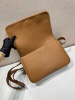 Prada 土黃色復刻版 2VD075 郵差包 都會簡約磁扣設計 低調時尚質感首選