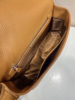 Prada 土黃色復刻版 2VD075 郵差包 都會簡約磁扣設計 低調時尚質感首選