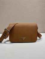 Prada 土黃色復刻版 2VD075 郵差包 都會簡約磁扣設計 低調時尚質感首選