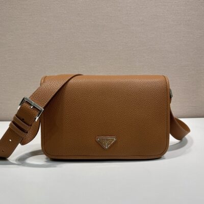 Prada 土黃色復刻版 2VD075 郵差包 都會簡約磁扣設計 低調時尚質感首選