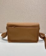 Prada 土黃色復刻版 2VD075 郵差包 都會簡約磁扣設計 低調時尚質感首選