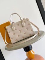 LV M14403 高仿OnTheGo 小号手袋｜Monogram Empreinte 皮革优雅链条包