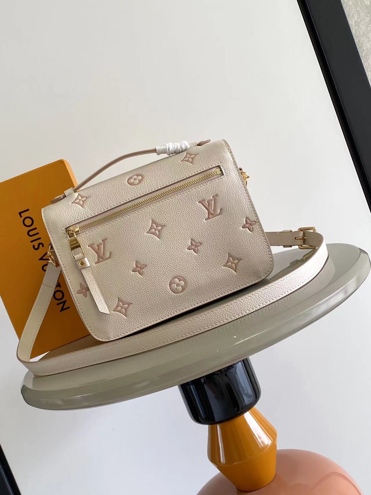 LV M14977 高仿Monogram Empreinte Pochette Métis MM 手袋时尚多功能包