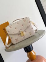 LV M14977 高仿Monogram Empreinte Pochette Métis MM 手袋时尚多功能包