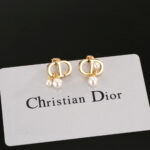 Dior 原單復古CD字母耳釘 熱銷新款設計 氣質百搭小巧上新必收