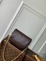 LV M13614一比一Easy Pouch巧克力棕色手拿包 金屬鏈條精緻百搭風