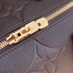M14042巧克力色 标志性的Loop Hobo包在这个季节以丰富而多变的巧克力色提升。它由标志性的Monogram Empreinte皮革制成，并配有精致的金色链子和配套的五金件。它是完美的城市包，设计有可拆卸的拉链袋，以保持贵重物品的安全。可以斜挎或手提。