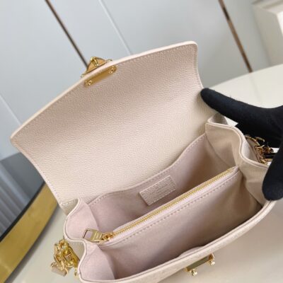 LV A貨Pochette Métis East West 沙色手袋 摩登鎖扣設計 M46595