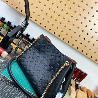 LV高仿黑色Anytime小號手袋復古典雅多用造型法式壓紋風格