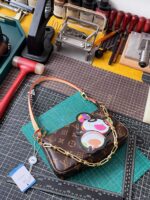 LV一比一 M13440 Pochette Accessoires手袋熊貓彩繪設計潮流百搭藝術