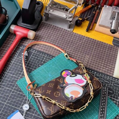 LV一比一 M13440 Pochette Accessoires手袋熊貓彩繪設計潮流百搭藝術