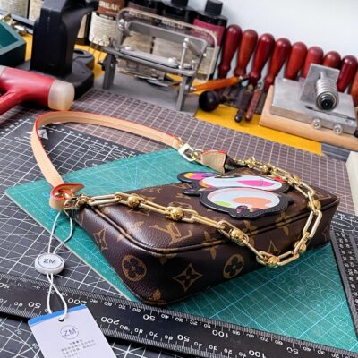 LV一比一 M13440 Pochette Accessoires手袋熊貓彩繪設計潮流百搭藝術