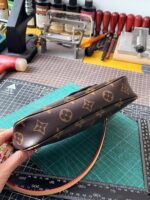 LV一比一 M13440 Pochette Accessoires手袋熊貓彩繪設計潮流百搭藝術