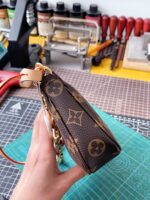 LV一比一 M13440 Pochette Accessoires手袋熊貓彩繪設計潮流百搭藝術