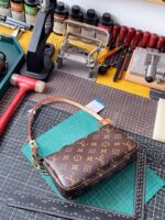 LV一比一 M13440 Pochette Accessoires手袋熊貓彩繪設計潮流百搭藝術