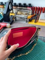 LV一比一 M13440 Pochette Accessoires手袋熊貓彩繪設計潮流百搭藝術