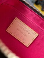 LV一比一 M13440 Pochette Accessoires手袋熊貓彩繪設計潮流百搭藝術