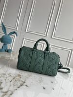 LV 高仿 Keepall 25 墨綠壓花旅行包 極簡戶外風格 經典男士包款M24432