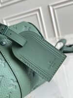 LV 高仿 Keepall 25 墨綠壓花旅行包 極簡戶外風格 經典男士包款M24432