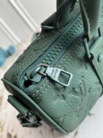 LV 高仿 Keepall 25 墨綠壓花旅行包 極簡戶外風格 經典男士包款M24432