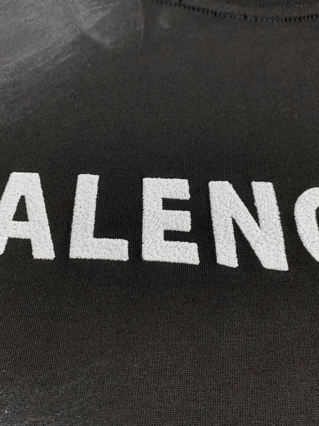 Balenciaga 巴黎世家 白色前後刺繡圓領短袖T恤｜磨破手繪工藝 潮流高質感男女款