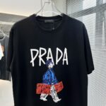 Prada 復刻版黑色短袖T恤 小人手提箱卡通印花 落肩寬鬆剪裁 2025春夏潮感百搭
