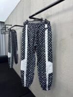 LV 高仿 運動梭織滿印長褲 Monogram 撞色拼接 男女同款 黑色款